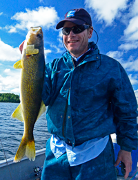 image of Fisharoo Guest Dave holding a nice Walleye